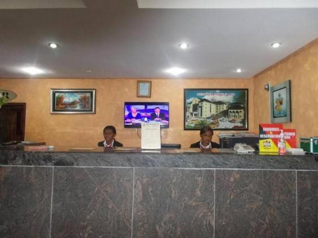 บริษัท นิวตัน โฮลิทส์ จํากัด Hotel โอเวอร์รี ภายนอก รูปภาพ